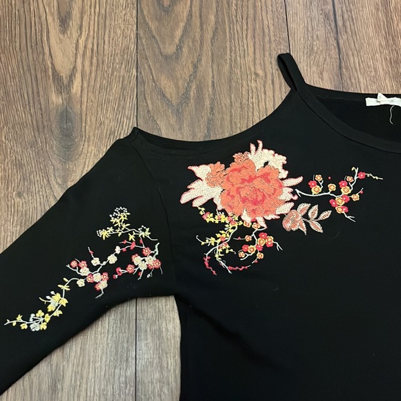 plus size sweatshirt dress with single cold shoulder and floral embroidery XL - Picture 3 of 7